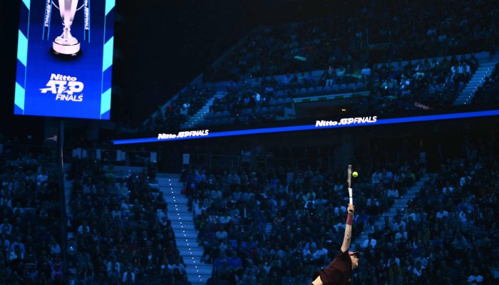 O italiano Jannik Sinner saca em sua partida contra o canadense Félix Auger-Aliassime no segundo dia de disputa do ATP Finals, em Turim
             -       
        Marco Bertorello - 10.nov.25/AFP