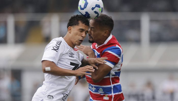 Igor Vinícius, do Santos, e Bruno Pacheco, do Fortaleza, disputam bola durante no dia 1º deste mês, na Vila Belmiro, no litoral paulista 
             -       
        Marcelo Machado de Melo /Reuters