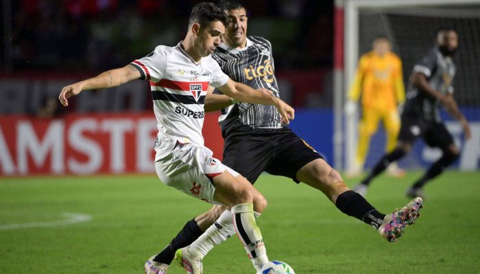 O meio-campista Oscar, em ação pelo São Paulo em partida contra o Libertad, pela Copa Libertadores, no estádio do Morumbi
             -       
        Nelson Almeida - 14.mai.25/AFP
