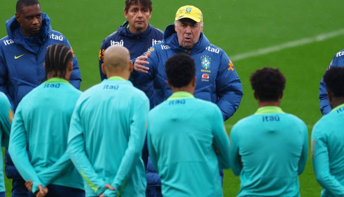 Carlo Ancelotti conversa com jogadores durante treino em Londres
             -       
        Matthew Childs/Action Images via Reuters