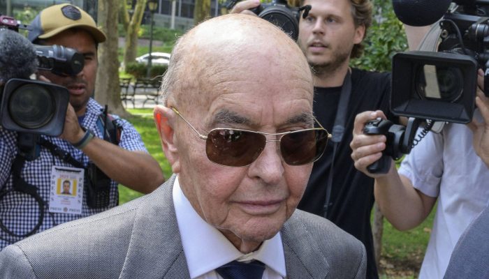 Joe Lewis deixa corte federal em Manhattan durante julgamento por informação privilegiada
             -       
        Angela Weiss - 26.jul.2023/AFP