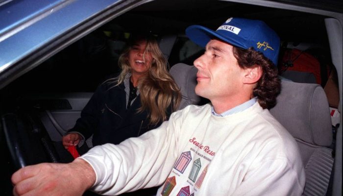 O piloto de Fórmula 1 Ayrton Senna com a namorada Adriane Galisteu, no carro, após desembarcarem no aeroporto de Cumbica, ao retornaram de Lisboa
             -       
        Matuiti Mayezo - 1º.out.93/Folhapress
