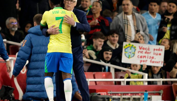 Carlo Ancelotti recebe Vinicius Júnior durante vitória contra Senegal
             -       
        Ian Kington/AFP