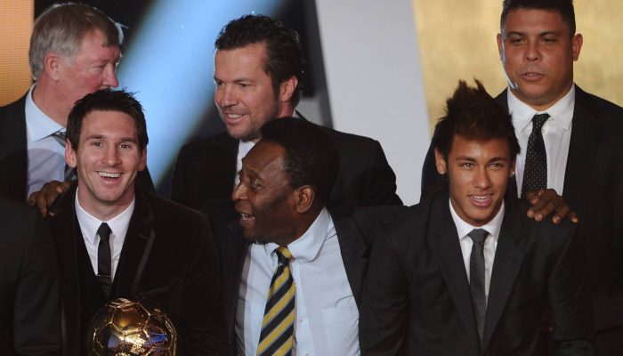 Pelé ao lado de Messi (à esq), Neymar (à dir.) e, atrás dele, Alex Ferguson, Lothar Matthaus e Ronaldo

             -       
        Franck Fife - 9.jan.12/AFP