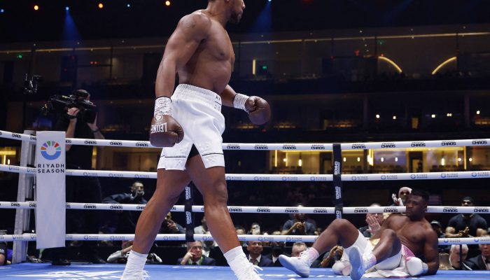 Antony Joshua (de pé) durante confronto contra Francis Ngannou em Riad, na Arábia Saudita 
             -       
        Andrew Couldridge - 9.mar.2024/Reuters