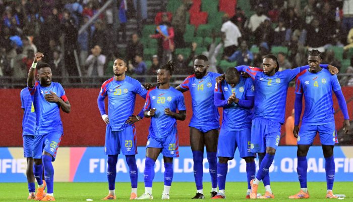 Jogadores da República Democrática do Congo durante cobrança de pênaltis contra a Nigéria 
             -       
        Abdelmjid Rizkou - 16.nov.2025/Reuters