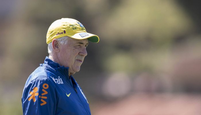 Carlo Ancelotti durante treino na Granja Comary, em Teresópolis, região serrana do Rio de Janeiro
             -       
        Eduardo Anizelli - 3.set.2025/Folhapress