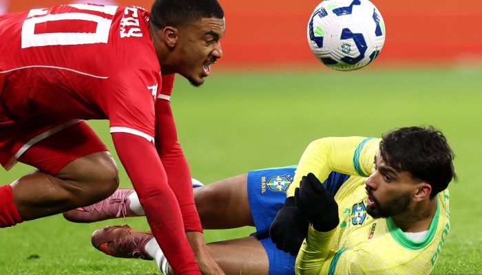 Lucas Paquetá vai ao chão em disputa com Yan Valery
             -       
        Franck Fife/AFP