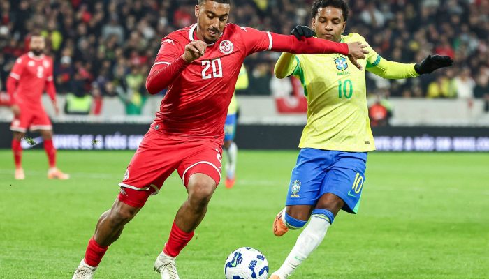 Bruno Guimarães (esq.) e Gabriel Magalhães disputam a bola com o senegalês Nicolas Jackson, na partida em Londres
             -       
        Ian Kington - 15.nov.25/AFP