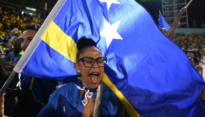 Fã de Curaçao comemora com entusiasmo a classificação inédita da ilha caribenha para a Copa do Mundo depois do 0 a 0 diante da Jamaica em Kingston  -              
                              
                  Ricardo Makyn - 18.nov.25 /                
              
                              AFP