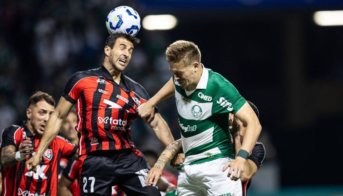 Raúl Cáceres, do Vitória, ganha disputa pelo alto com Bruno Fuchs, do Palmeiras; placar ficou inalterado no Allianz Parque
             -       
        Jhony Inacio/Ag. Enquadrar/Folhapress