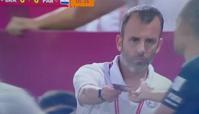 O treinador do Paraguai sub-17, Mariano Uglessich, entrega ao quarto árbitro um cartão pedindo revisão em lance de jogo contra o Brasil sub-17
             -       
        CazéTV/Reprodução