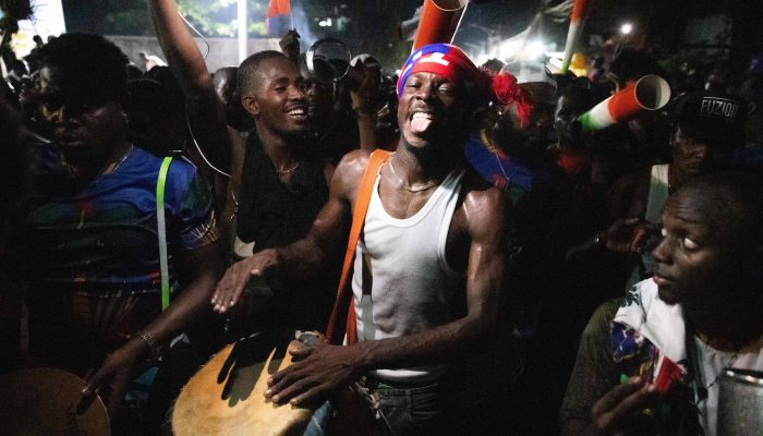 Torcedores comemoram classificação do time do Haiti à Copa do Mundo em Porto Príncipe
             -       
        Clarens Siffroy - 18.nov.2025/AFP