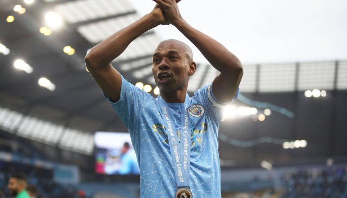Fernandinho comemora a conquista da Premier League da temporada 2020-2021 pelo Manchester City
             -       
        Carl Recine/Reuters