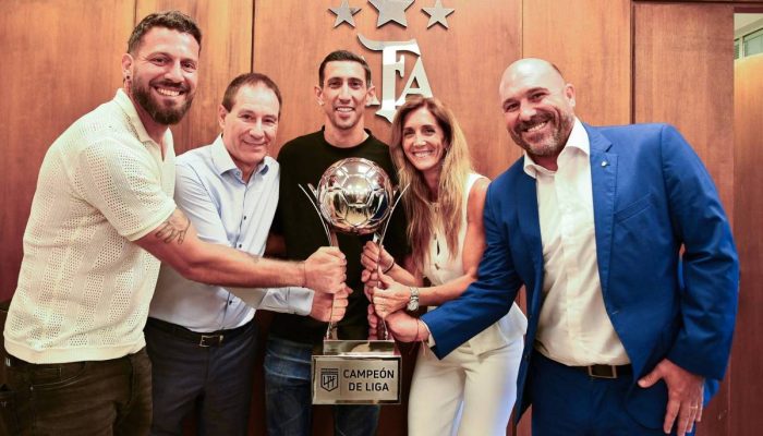(Da esq. p/ dir.): goleiro Jorge Broun, técnico Ariel Holan, atacante Ángel Di María, vice-presidente Carolina Cristinziano e presidente Gonzalo Belloso, do Rosario Central, com troféu de campeão argentino 
             -       
        Handout - 20.nov.2025/AFP