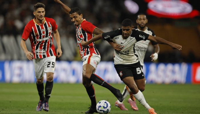 Yuri Alberto comemora primeiro gol do Corinthians contra o São Paulo, em Itaquera 
             -       
        Marcelo Machado de Melo - 20.nov.2025/Reuters