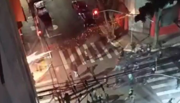 Torcedores durante briga na região do Bixiga após jogo entre Corinthians e São Paulo
             -       
        Portal do Bixiga no Instagram