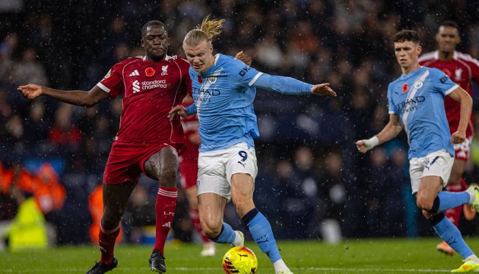 Konaté (de vermelho) e Haaland duelam durante jogo entre Liverpool e Manchester City, pela Premier League 
             -       
        Li Ying - 9.nov.2025/Xinhua