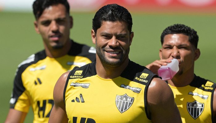 (Da esq. p/ dir.): Gabriel Menino, Hulk e Rony durante treinamento do Atlético-MG em  Assunção, no Paraguai
             -       
        Juan Mabromata - 21.nov.2025/AFP