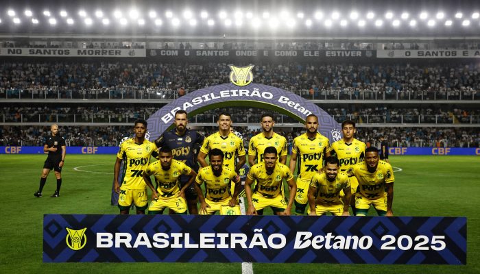 O atacante Vinicius Junior, do Brasil, tenta jogada cercado por atletas da Tunísia, em amistoso realizado na França, na última terça
             -       
        Sameer Al-Doumy - 18.nov.25/AFP