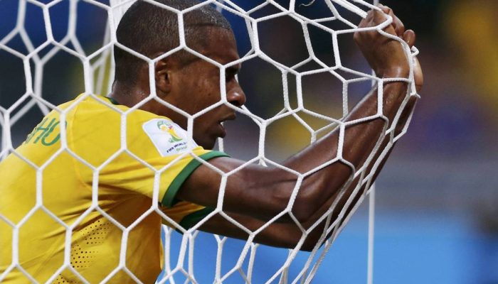 Capitão do Manchester City, o volante Fernandinho segura a taça da Premier League depois da conquista do título em 2021
             -       
        @mancity no facebook