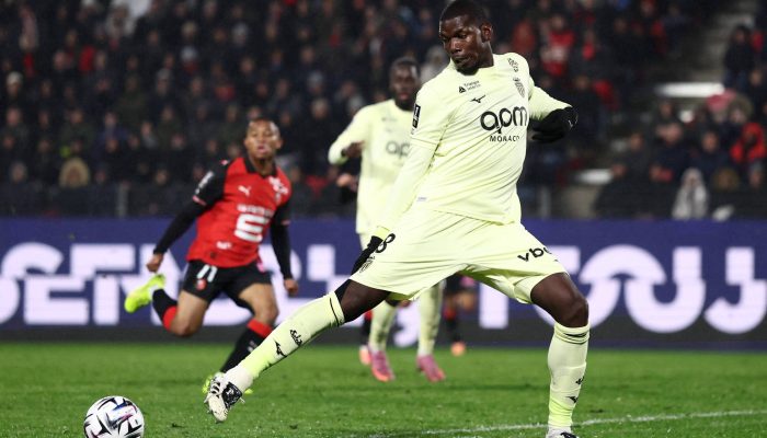 O meia Paul Pogba joga os minutos finais da partida em que seu time, o Monaco, foi goleado pelo Rennes, pelo Campeonato Francês 
             -       
        Stephane Mahe/Reuters