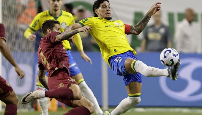 O zagueiro Gustavo Gomez disputa bola com o atacante Everaldo, no empate por 0 a 0 entre Palmeira e Fluminense no Allianz Parque


             -       
        Marcelo Machado De Melo/Reuters