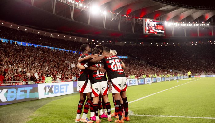 Jogadores do Flamengo comemoram gol na vitória sobre o Bragantino, no sábado (22), no Maracanã
             -       
        Adriano Fontes/Divulgação Flamengo