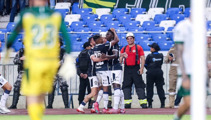 Jogadores do Remo comemoram gol contra o Goiás neste sábado 
             -       
        Fernando Torres/AGIF