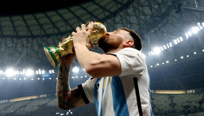 Messi beija taça da Copa do Mundo após vitória em 2022, no Qatar
             -       
        Hannah McKay - 18.dez.22/Reuters