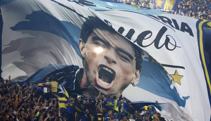 Bandeirão em homenagem a Maradona estendido pela torcida do Boca Juniors durante partida contra o Talleres, na Bombonera
             -       
        Alejandro Pagni - 23.nov.2025/AFP