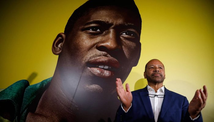 Neymar Santos posa em frente a painel com a imagem de Pelé
             -       
        Miguel Schincariol/AFP