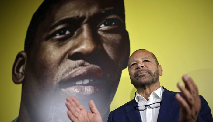 Neymar da Silva Santos posa em frente a painel com a imagem de Pelé no evento de anúncio da compra da marca do Rei do Futebol
             -       
        Marcelo Machado de Melo - 25.nov.25/Reuters