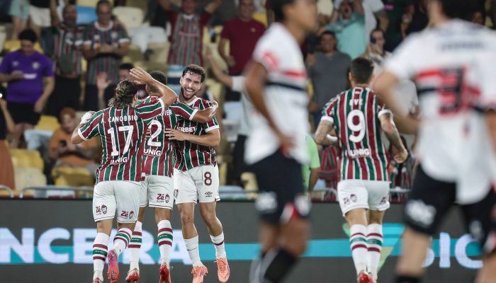 Jogadores do Fluminense comemoram um dos seis gols marcados sobre o São Paulo; paulistas lamentam o placar
             -       
        Lucas Merçon/Divulgação Fluminense F.C.