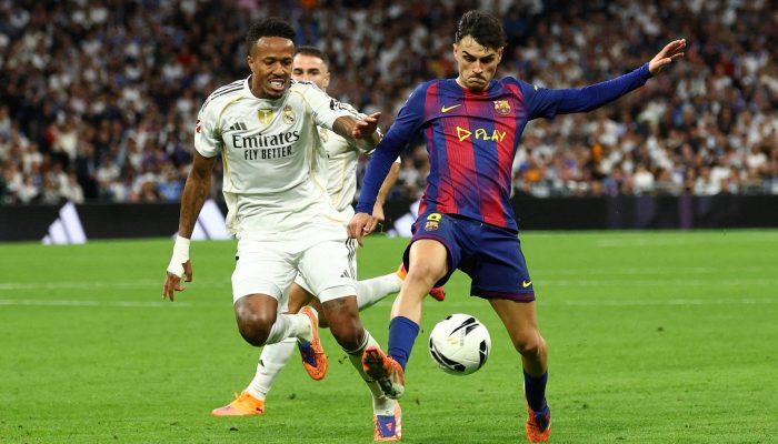 Éder Militão, do Real Madrid, e Pedri, do Barcelona, durante partida do Campeonato Espanhol, no Santiago Bernabéu
             -       
        Susana Vera - 26.out.2025/Reuters