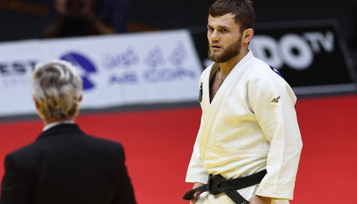 Ayub Bliev aguarda resultado de luta com o mongol Ariunbold Enkhtaivan no Grand Slam de Abu Dhabi
             -       
        Fadel Senna - 28.nov.2025/AFP