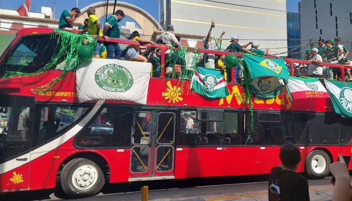 Torcedores do Palmeiras durante passeio de ônibus em Lima, no Peru
             -       
        Carlos Mandujano - 28.nov.2025/AFP