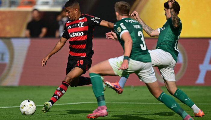 Samuel Lino (Flamengo) e Bruno Fuchs disputam a bola 
             -       
        Ernesto Benavides/AFP