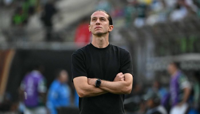 O técnico Filipe Luís observa o jogo final da Libertadores
             -       
        Luis Acosta/AFP