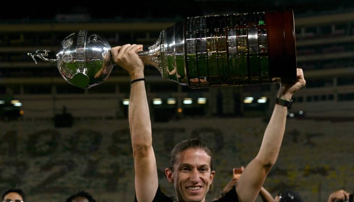 Filipe Luís ergue troféu da Copa Libertadores
             -       
        Luis Acosta /AFP