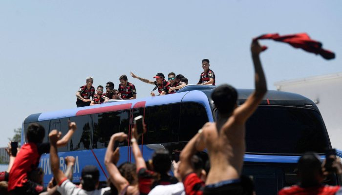 Torcedores correm de bombas de gás lançadas pela polícia
             -       
        Pilar Olivares/Reuters