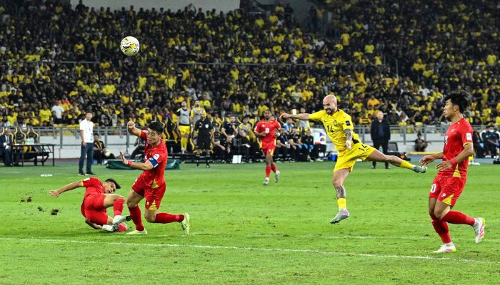 João Figueiredo (de amarelo) durante partida entre Malásia e Vietnã pelas eliminatórias para a Copa da Ásia, em Kuala Lumpur 
             -       
        Mohd Rasfan - 10.jun.25/AFP
