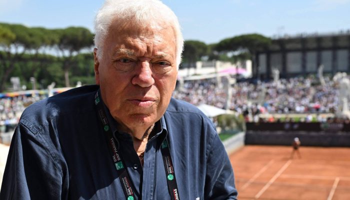 Nicola Pietrangeli posa para foto nas arquibancadas durante o Masters 1000 de Roma 
             -       
        Andreas Solaro - 11.mai.2022/AFP