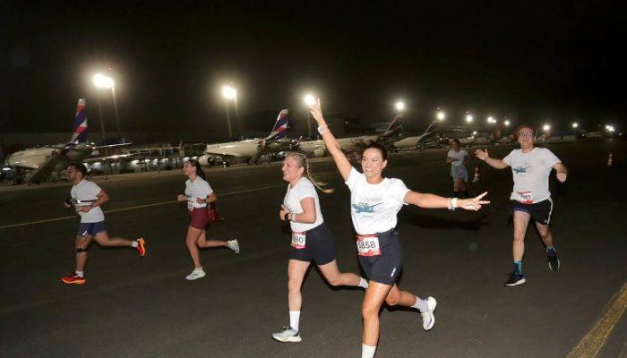 Corredores passam próximo aos aviões no aeroporto Afonso Pena, na região de Curitiba
             -       
        Divulgação/Motiva