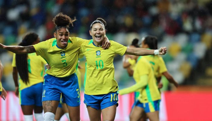 Gabi Zanotti (10) celebra com Tarciane o primeiro gol do Brasil
             -       
        Lívia Villas Boas/CBF