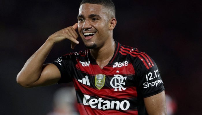 Samuel Lino celebra gol pelo Flamengo em vitória sobre o Ceará, no Maracanã
             -       
        Ricardo Moraes/Reuters