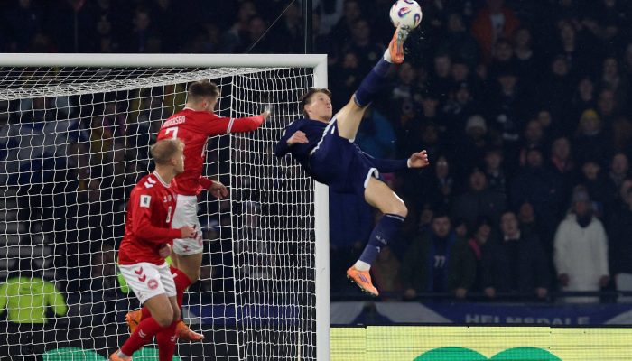 Leônidas da Silva (1913-2004) mostra em 1988 foto de uma bicicleta que deu em São Paulo x Juventus no Campeonato Paulista de 1948
             -       
        Gil Passarelli - 7.set.88/Folhapress