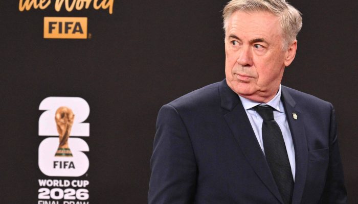 Carlo Ancelotti chega para cerimônia de sorteio da fase de grupos da Copa do Mundo, em Washington
             -       
        Roberto Schmidt - 5.dez.2025/AFP