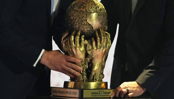 Trump ao receber de Gianni Infantino o Prêmio da Paz criado pela Fifa
             -       
        Patrick Smith /Getty Images via AFP