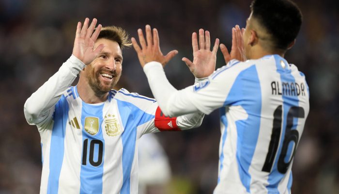 Messi e Almada comemoram gol durante partida entre Argentina e Venezuela pelas Eliminatórias, em Buenos Aires
             -       
        Martin Zabala - 4.set.2025/Xinhua